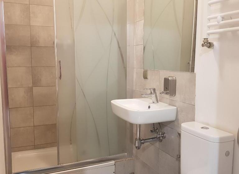 חדר משפחתי, Oki Doki Old Town