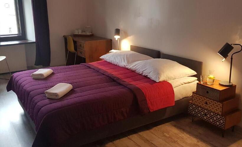 חדר דלוקס, Oki Doki Old Town