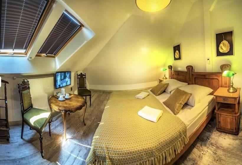 חדר דלוקס, Oki Doki Old Town