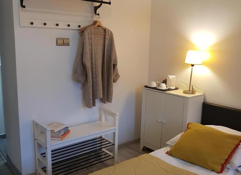 חדר אקונומי, Oki Doki Old Town