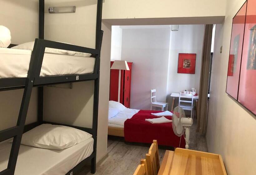 חדר משפחתי, Oki Doki Old Town