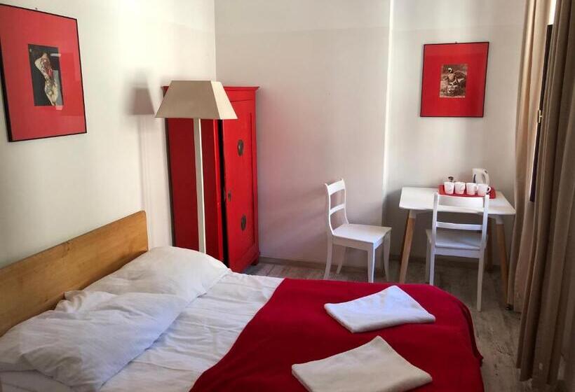 חדר משפחתי, Oki Doki Old Town