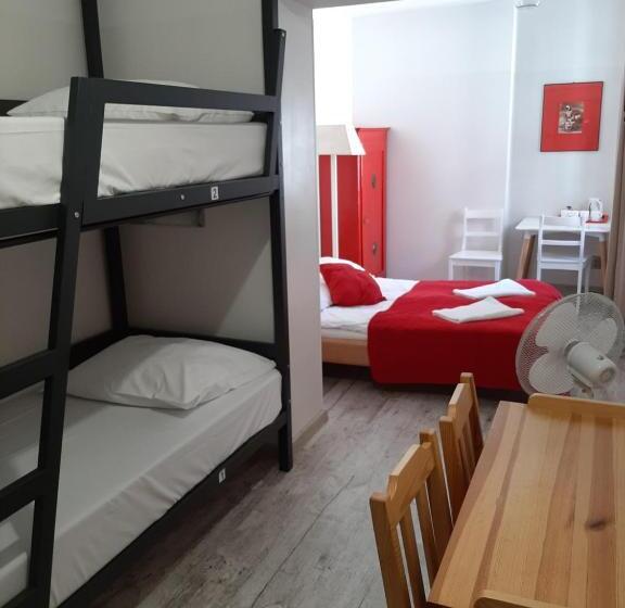 חדר משפחתי, Oki Doki Old Town