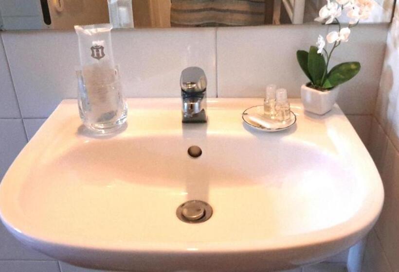 اتاق عادی یک تخته, La Butterfly Relais