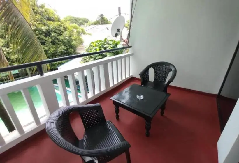 Standard Kolmen Hengen Huone Allasnäkymä, Mount Lanka