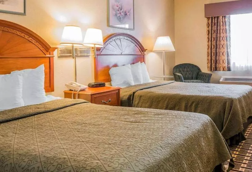 ２ダブルベッドのスタンダードルーム, Quality Inn Grand Rapids North