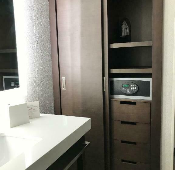 Люкс Deluxe Кровать Кинг, Ramada By Wyndham Suites Orlando Airport