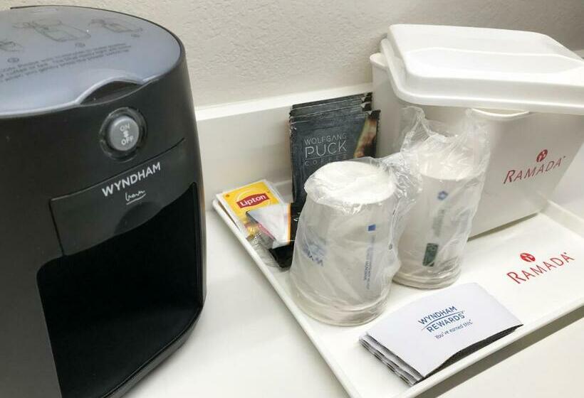 带大床的复式套间, Ramada By Wyndham Suites Orlando Airport