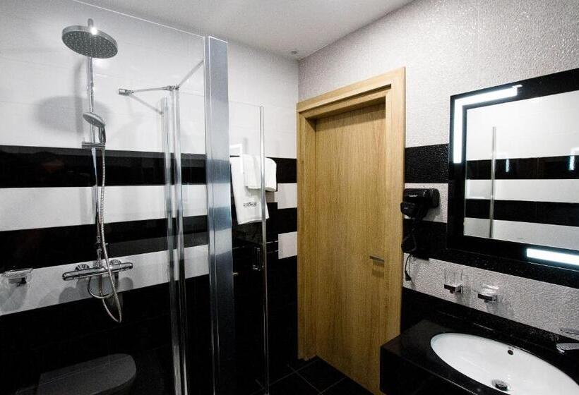 اتاق استاندارد سه نفره, Novobilski   Pod Wyciągiem Bania I Kotelnica, Obok Termy Bania