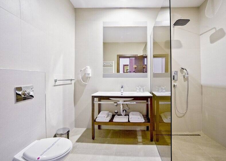 اتاق لوکس سه تخته, Marshal Garni