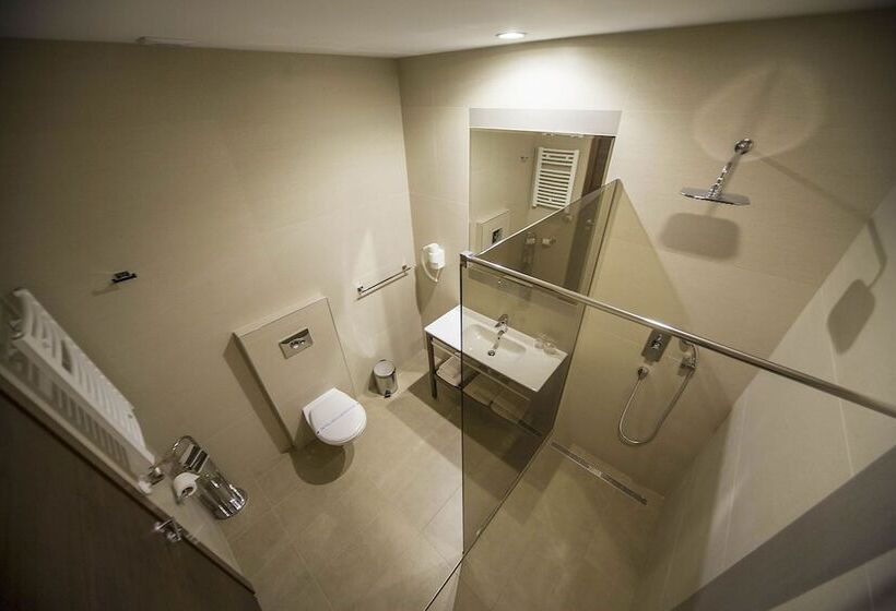 اتاق لوکس سه تخته, Marshal Garni