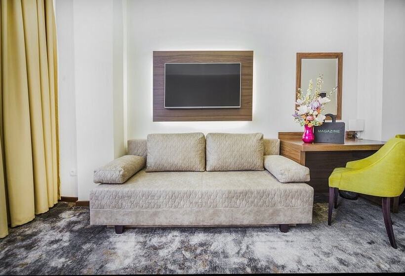 اتاق لوکس سه تخته, Marshal Garni