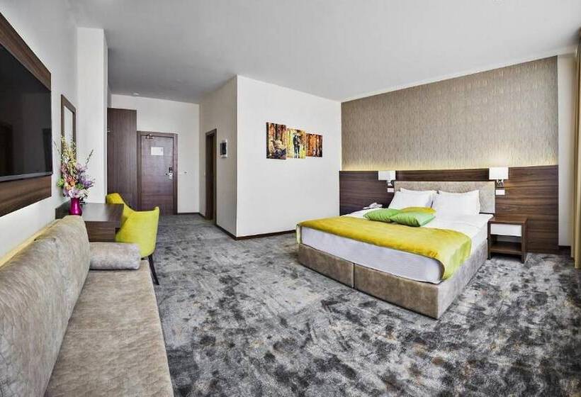 اتاق لوکس سه تخته, Marshal Garni