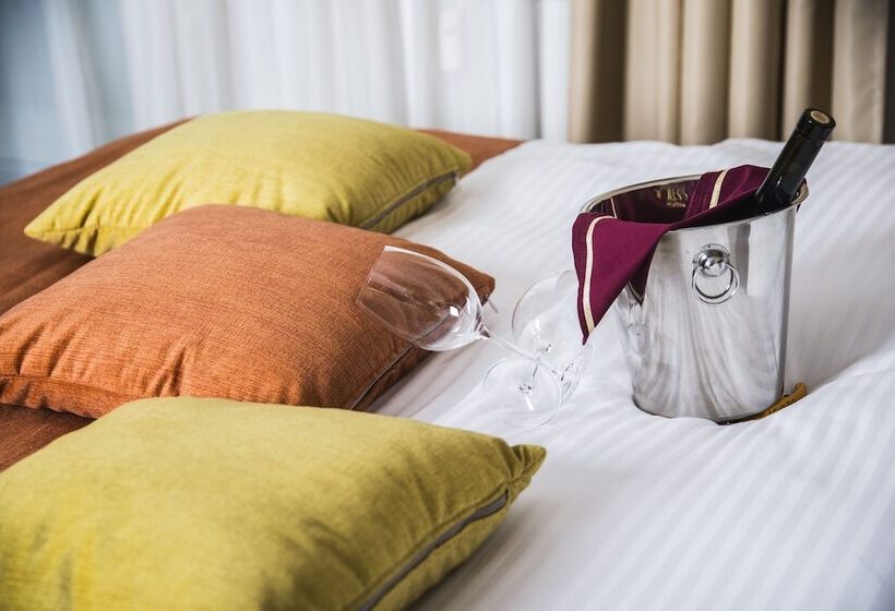 اتاق لوکس سه تخته, Marshal Garni