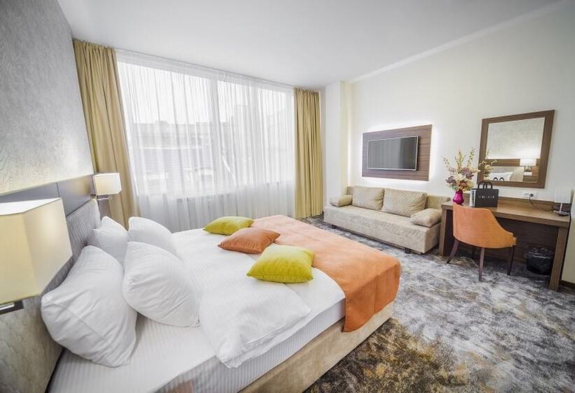 اتاق لوکس سه تخته, Marshal Garni