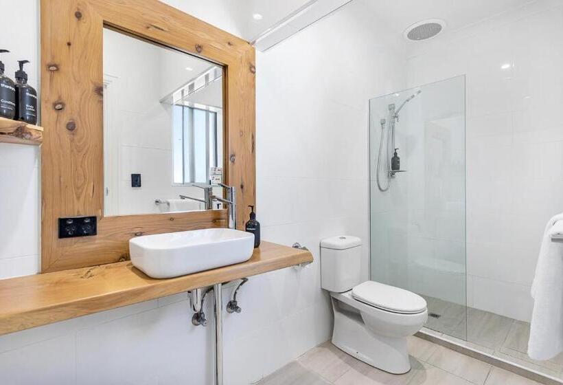 デラックススタジオ, Coast Motel And Apartments