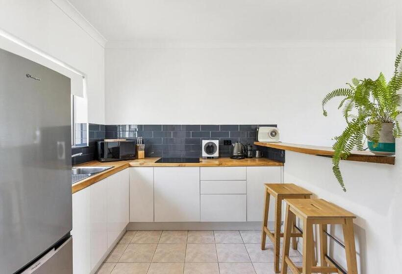 デラックススタジオ, Coast Motel And Apartments