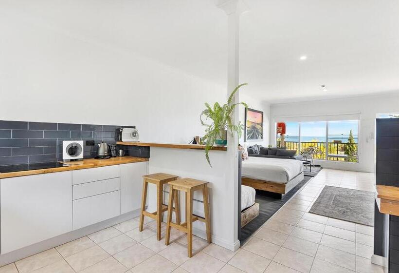 デラックススタジオ, Coast Motel And Apartments