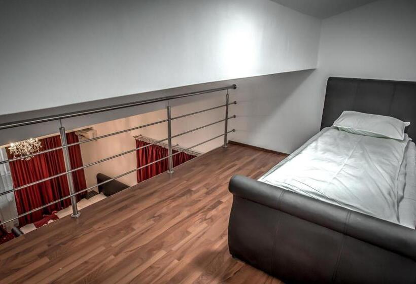 חדר סטנדרט לשלושה, Elisabeta