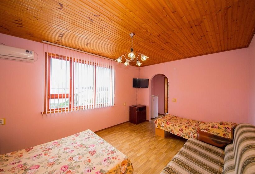 اتاق سوپریور سه تخته, Guest House On Chernomorskaya Ulitsa