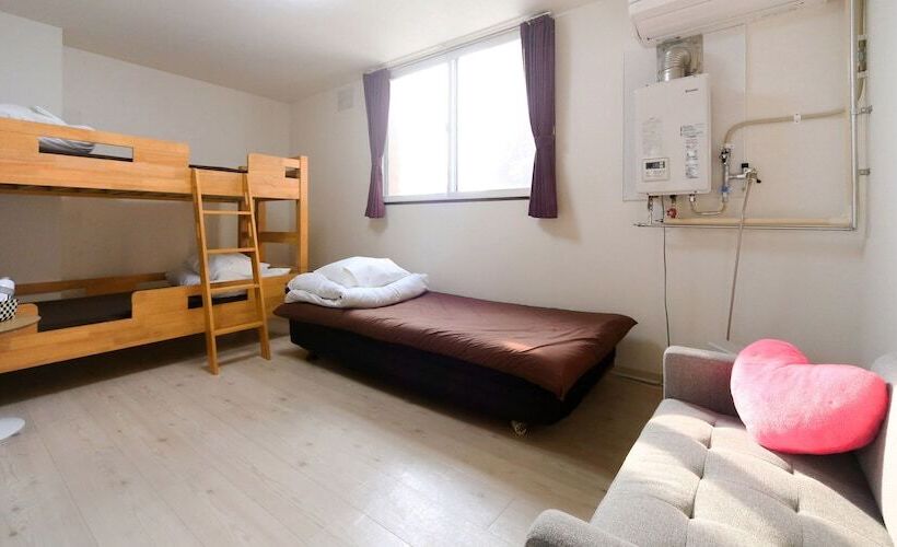 غرفة قياسية ثلاثية, Air Hostel Lcc