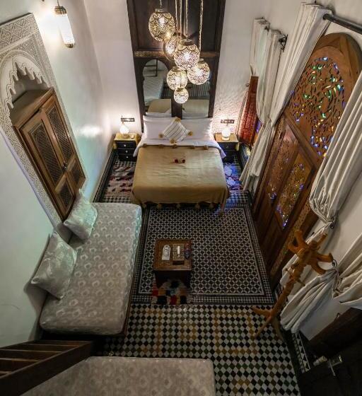 سوییت خانوادگی, Dar Borj