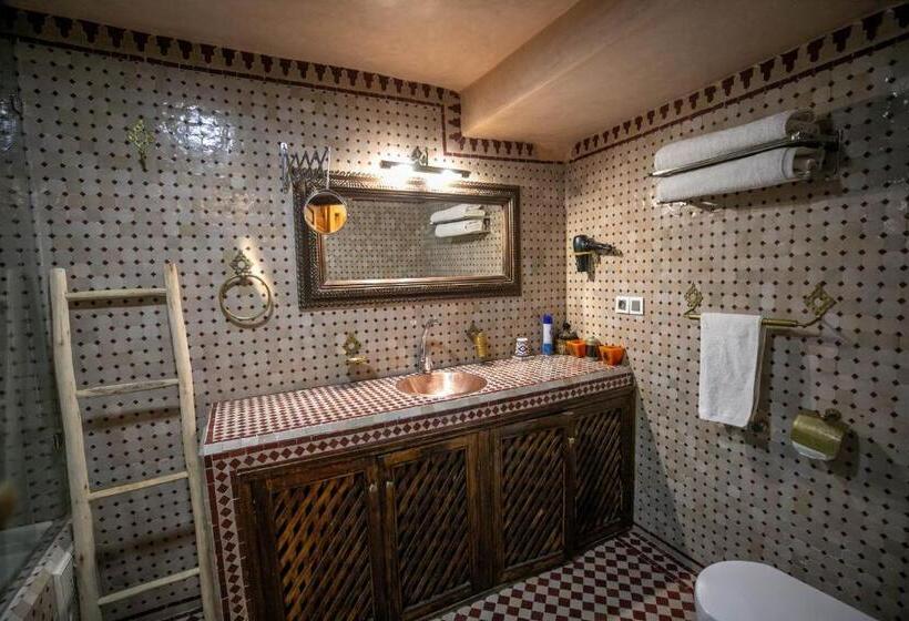 اتاق لوکس سه تخته, Dar Borj