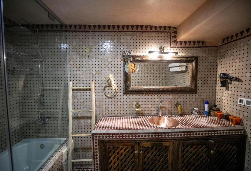 اتاق لوکس سه تخته, Dar Borj