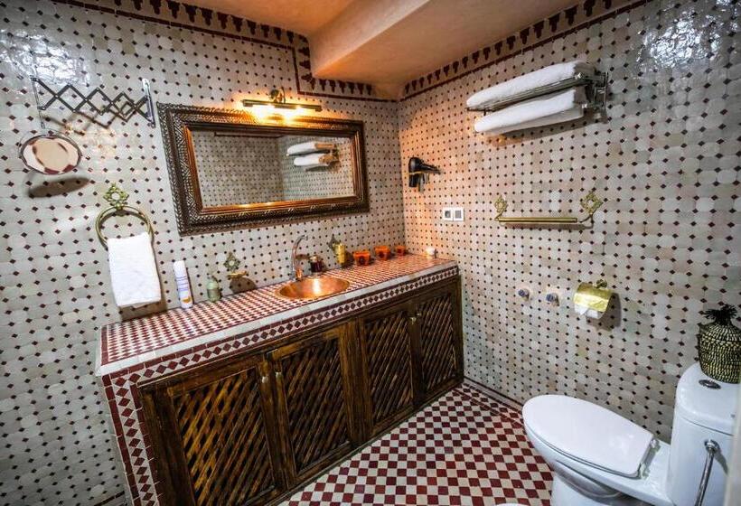 اتاق لوکس سه تخته, Dar Borj