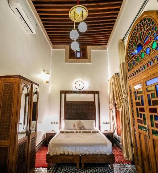 اتاق لوکس سه تخته, Dar Borj