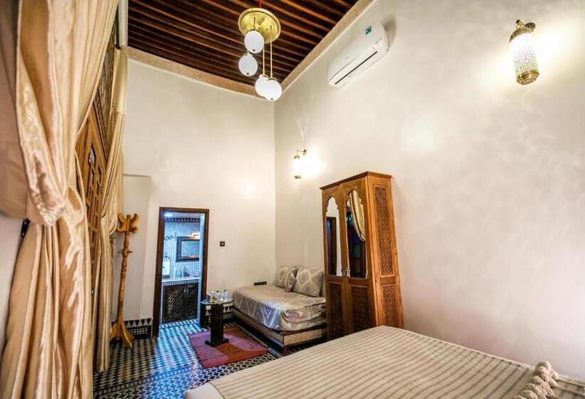 اتاق لوکس سه تخته, Dar Borj