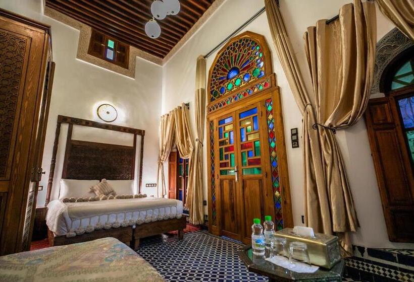 اتاق لوکس سه تخته, Dar Borj