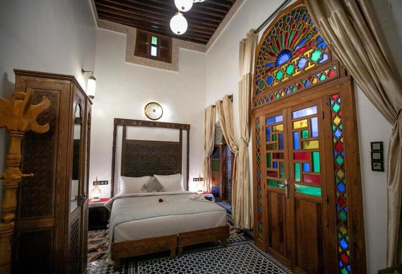 اتاق لوکس سه تخته, Dar Borj