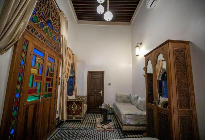 اتاق لوکس سه تخته, Dar Borj