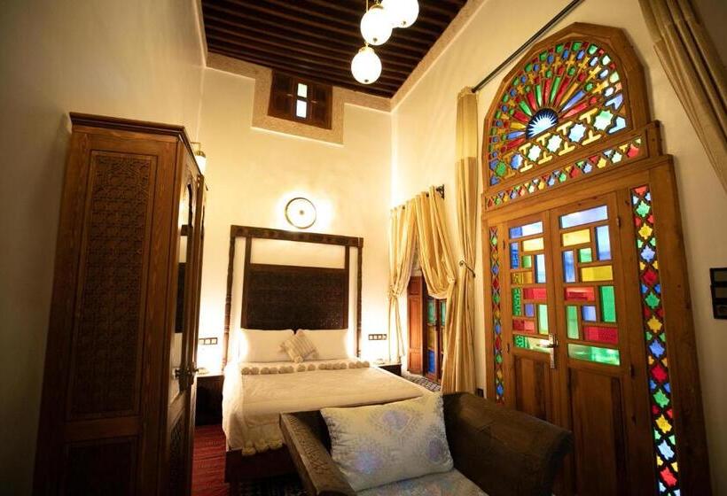 اتاق لوکس سه تخته, Dar Borj