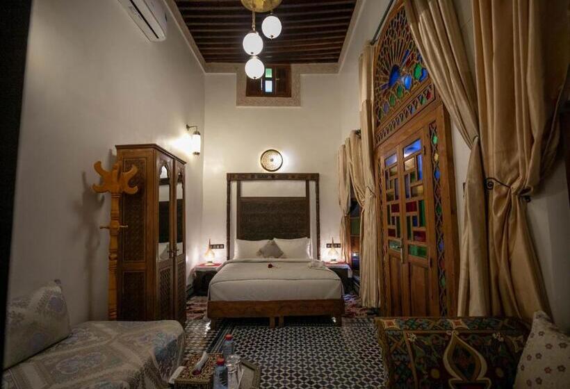 اتاق لوکس سه تخته, Dar Borj