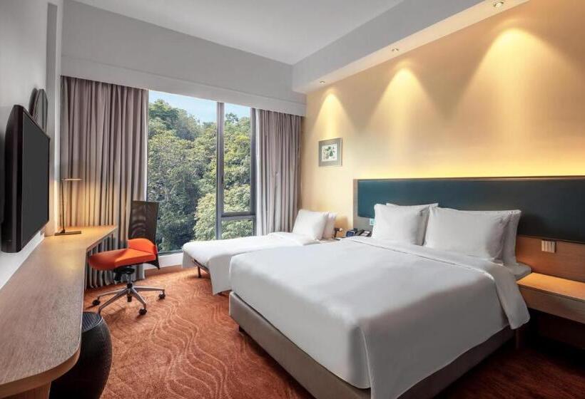 带特大床的标准间, Holiday Inn Express Kota Kinabalu City Centre By Ihg