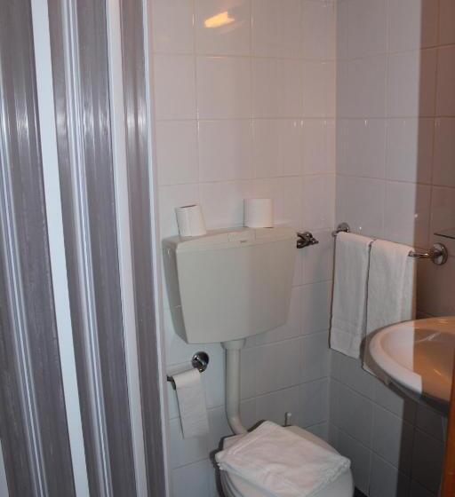 חדר סטנדרט לשלושה, Dom Fernando I