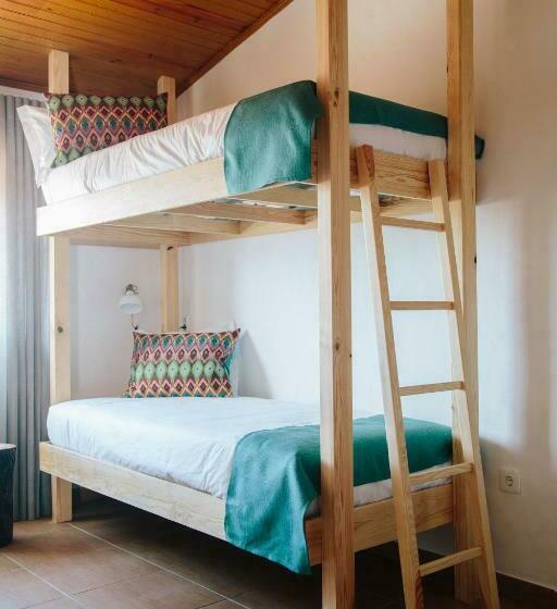 Кровать в Общей Комнате, Zulla Nazaré`s Surf Village