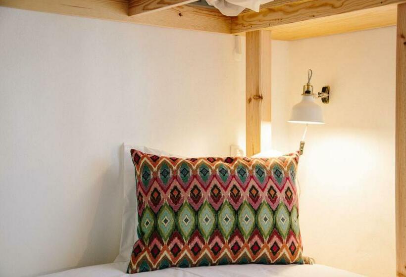 Кровать в Общей Комнате, Zulla Nazaré`s Surf Village