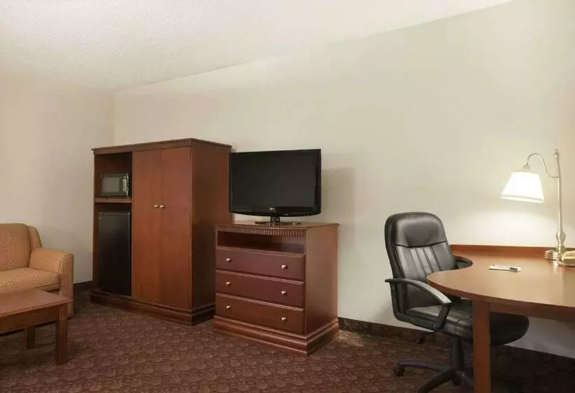 Deluxe Suite King Bed, Baymont By Wyndham Sioux Falls
