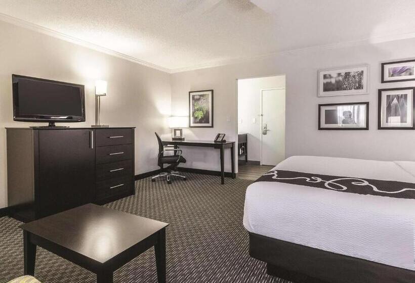 이그제큐티브 룸 킹사이즈 침대, La Quinta By Wyndham Cleveland   Airport North