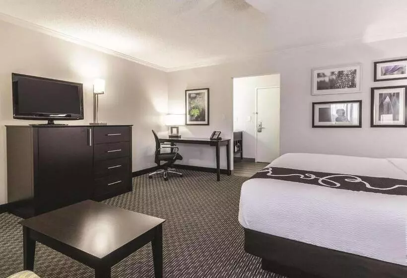 キングサイズベッドのエクゼクティブルーム, La Quinta By Wyndham Cleveland   Airport North