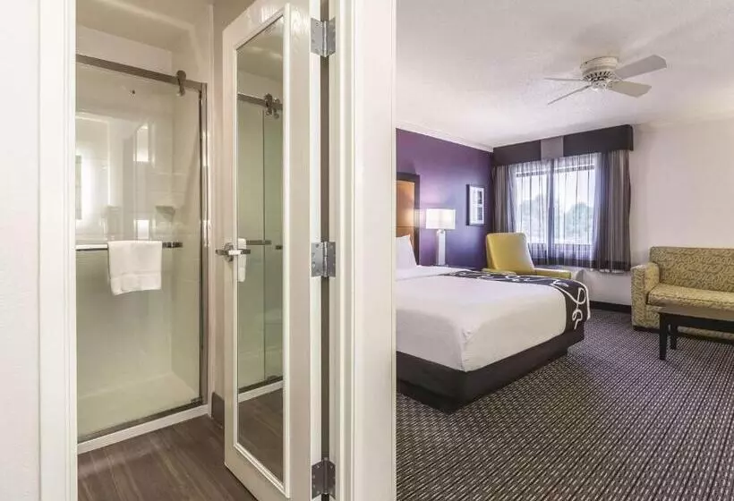 キングサイズベッドのエクゼクティブルーム, La Quinta By Wyndham Cleveland   Airport North