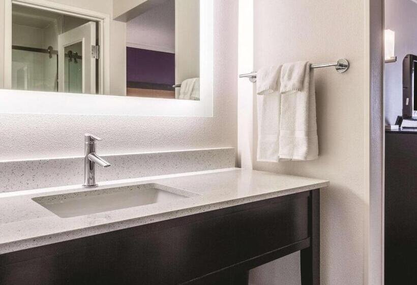 Номер Deluxe Кровать Кинг, La Quinta By Wyndham Cleveland   Airport North