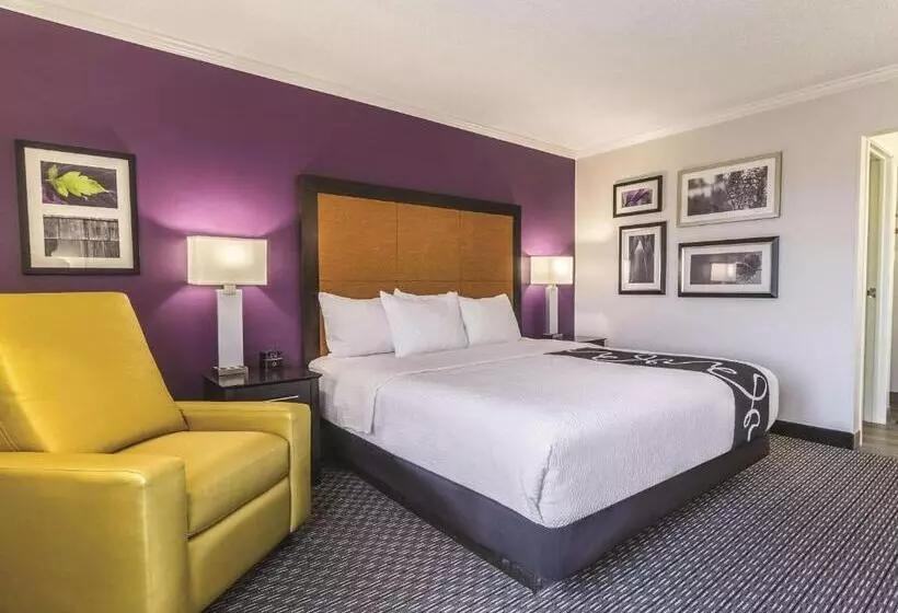 キングサイズベッドのデラックスルーム, La Quinta By Wyndham Cleveland   Airport North