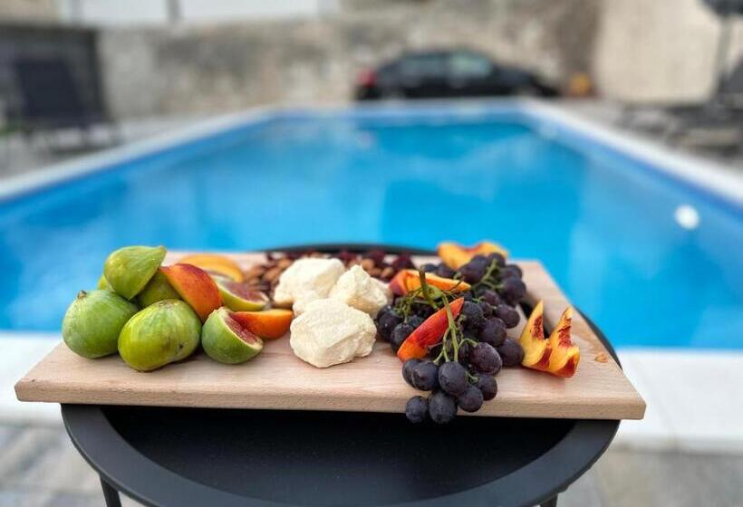 استودیوی لوکس, Vila Hana