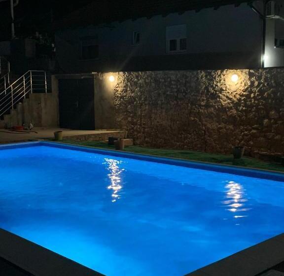 استودیوی لوکس, Vila Hana