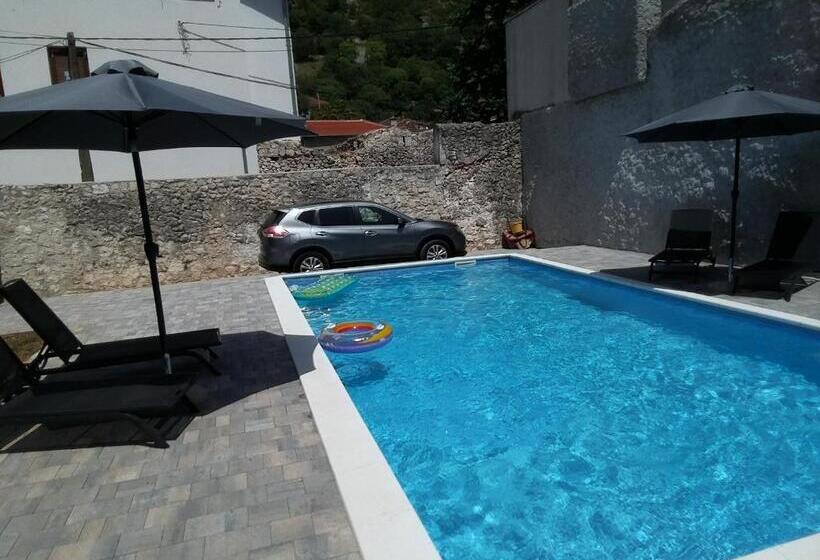 ویلای یک اتاق خوابه با استخر شنا, Vila Hana