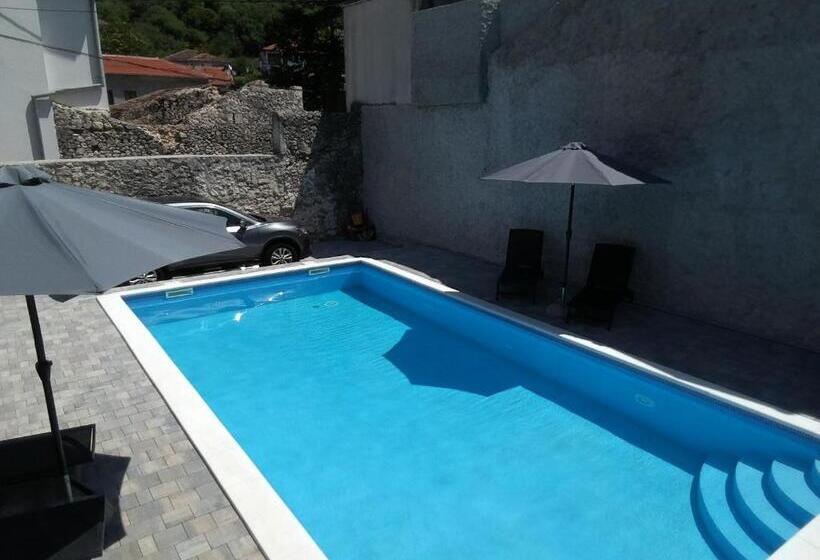 ویلای یک اتاق خوابه با استخر شنا, Vila Hana